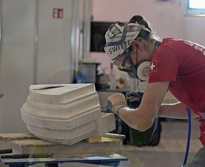 Bei der dritten Aufgabe musste die Affoltemer Steinmetzin einen Übungsstein exakt bearbeiten. (Bild Mikolaj Gorecki/WorldSkills Europe)