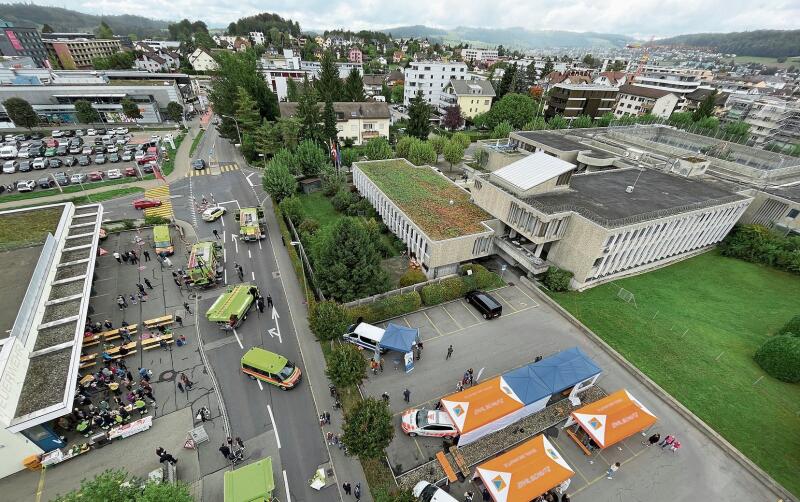 Blick von der Drehleiter auf das Festgelände. Die Besucherinnen und Besucher mussten aber unten bleiben. 
Hinten rechts ist das Gefängnis Affoltern zu sehen, welches für einmal seine Tore für die Bevölkerung öffnete. (Bild zvg)