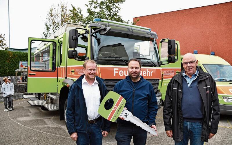 «Schlüsselübergabe» für das neue Tanklöschfahrzeug, von links: Lieferant Karl Rusterholz, Kommandant Martin Pfister und Jürg Meili, Präsident der Feuerwehrkommission. (Bilder Werner Schneiter)