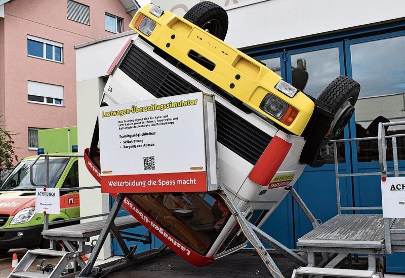 Im Lastwagen-Überschlagssimulator waren die Insassen plötzlich kopfüber.