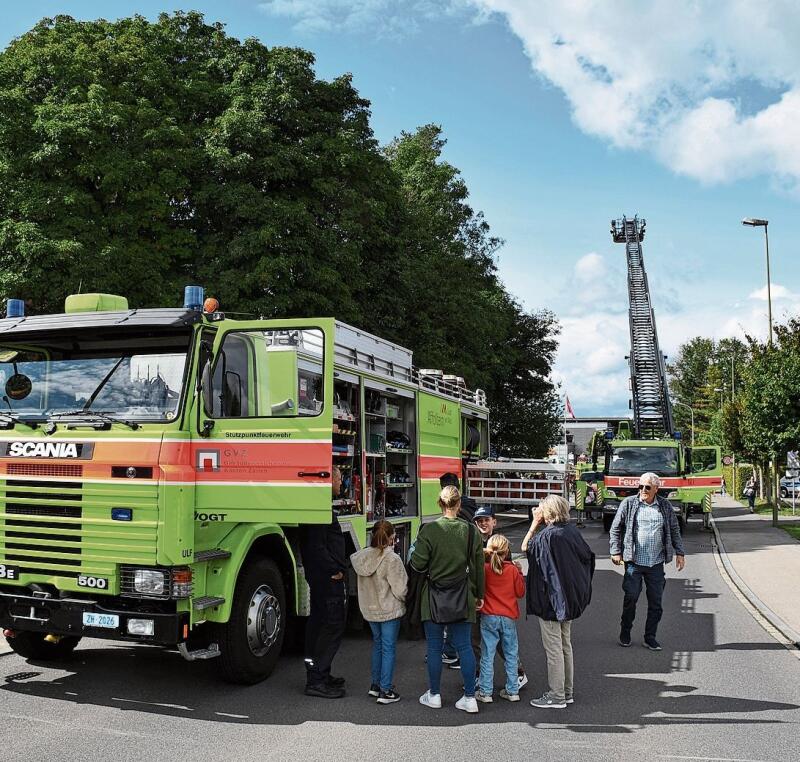 Das Interesse an den Fahrzeugen der Stützpunktfeuerwehr Affoltern war gross. Man konnte auch auf dem Fahrersitz Platz nehmen. (Bilder Dominik Stierli)