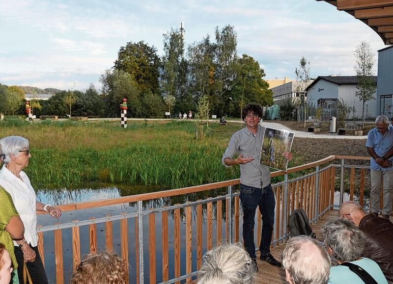 Benjamin Kämpfen, Naturschutzbeauftragter der Stadt Affoltern, auf der überdeckten Aussichtsplattform. Von hier aus können  Tiere und Pflanzen beobachtet werden.