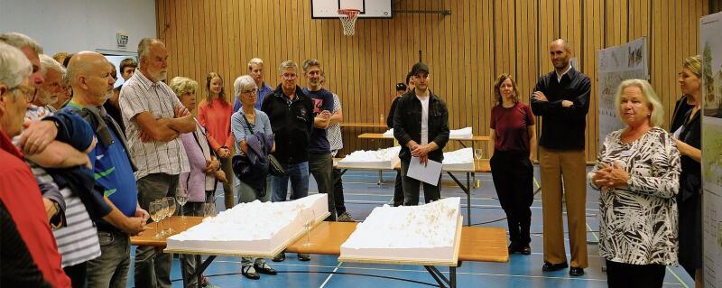 Gemeinderätin Monika Rohr bei der Präsentation der Wettbewerbsergebnisse. (Visualisierung und Bild zvg)