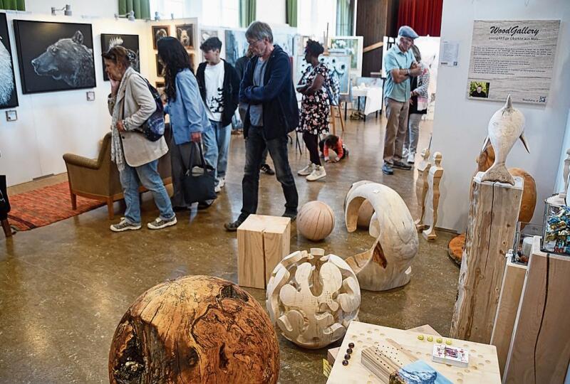 Martin Berlis Figuren aus Holz. Links: Bilder von Ueli Käser ART. (Bilder Werner Schneiter)