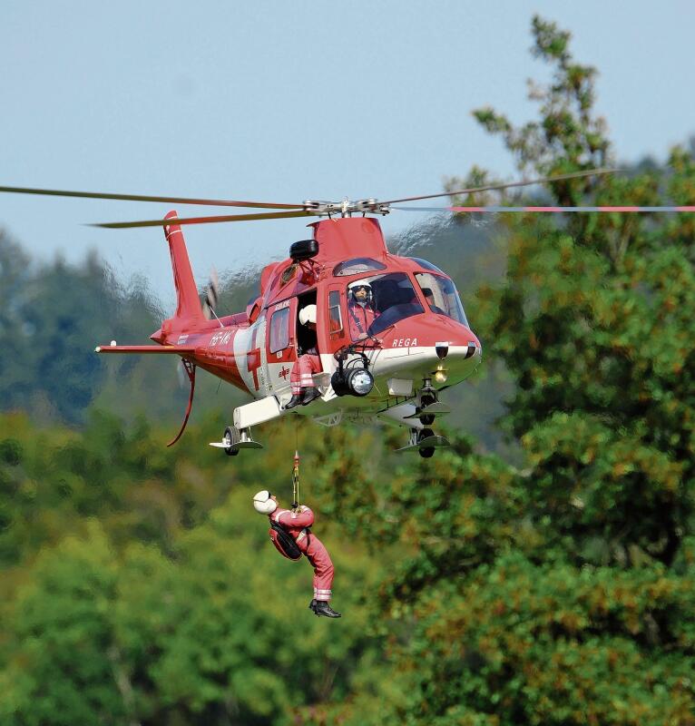 Ein Rega-Helikopter im supponierten Rettungseinsatz. 
(Bilder Martin Platter)