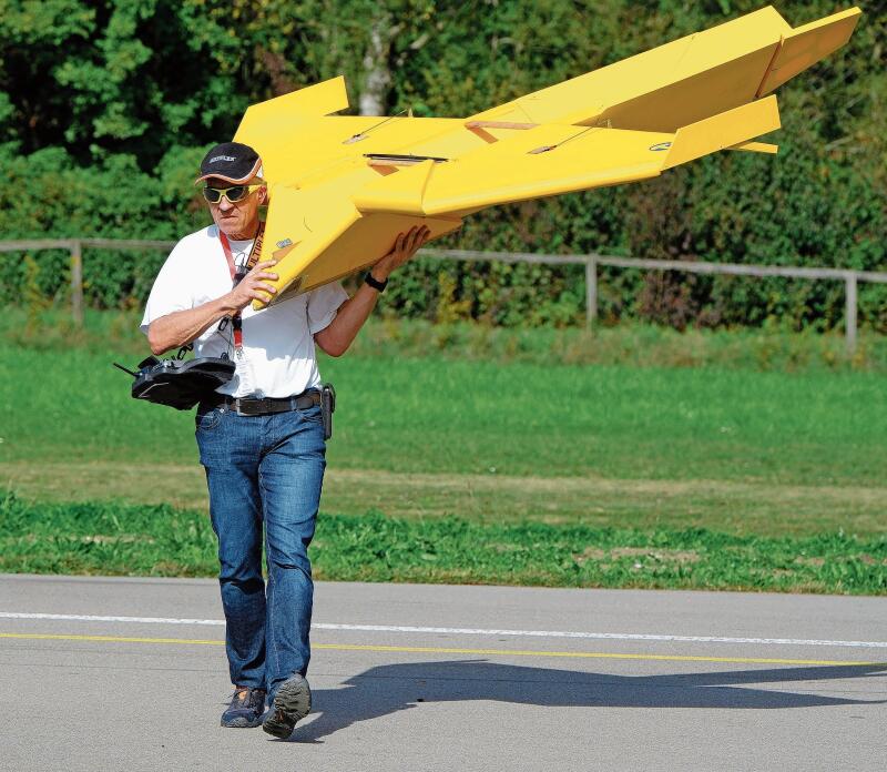 Das langjährige OK-Mitglied Wolfgang Auth mit seinem behäbigen «Papierflugzeug».