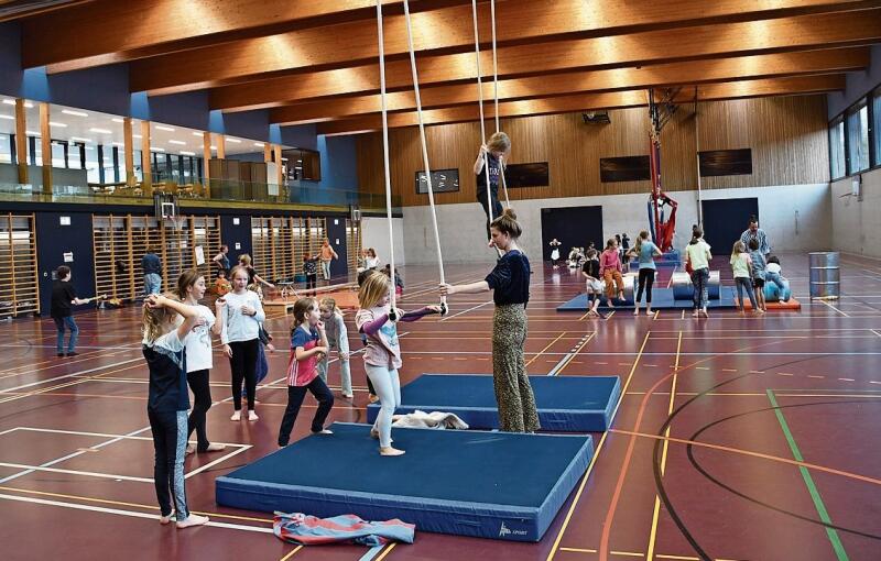 In der Dreifachturnhalle wird fleissig für die Zirkusvorstellung trainiert.