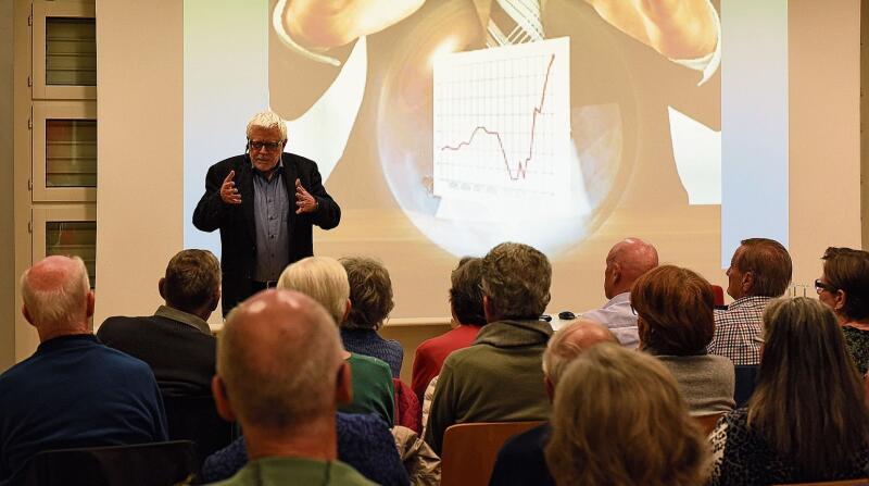 Engagiert geht Peter Gysling auf die Fragen aus dem Publikum ein. (Bild Bernhard Schneider)