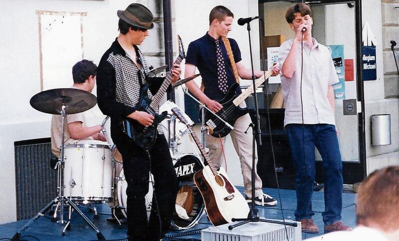 «Last Avenue» - damals noch unter dem ersten Bandnamen «Mild’n» live in Zug 1999, in der Urbesetzung, von links: Simon Dinkel, Adrian Kaiser, Benjamin Sutter und Martin Gaisser. (Bild zvg)