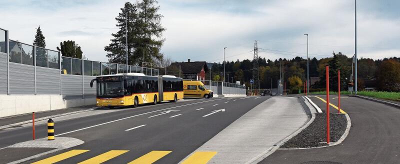 Die Fahrplanstabilität des Postautos hat mit der Eröffnung des Autobahnzubringers zugenommen, obwohl bei der Busbucht links im Bild noch Anpassungsarbeiten vorgenommen werden. Kaum ein Durchkommen ist auf dem Veloweg möglich, wenn Passagiere rechts auf den Bus warten.