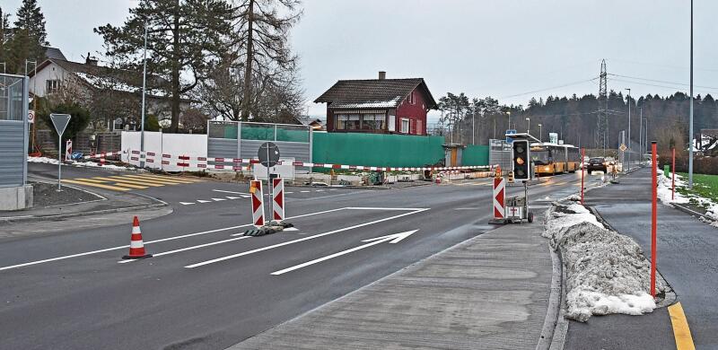 An der Einmündung der Zwillikerstrasse laufen seit letzter Woche die Bauarbeiten. (Bild Dominik Stierli)