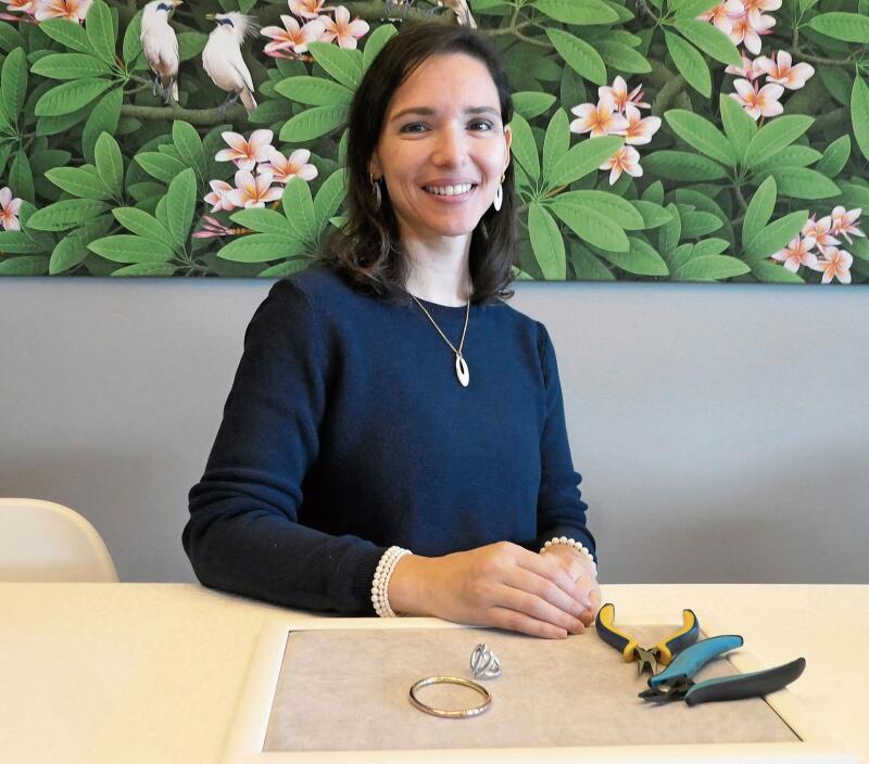 Avital Gur Cusenza designt unter dem Label «Purajoya Jewelry» Schmuck. Sie reinigt und repariert alten Schmuck und schafft aus Erbstücken neue Einzelstücke.