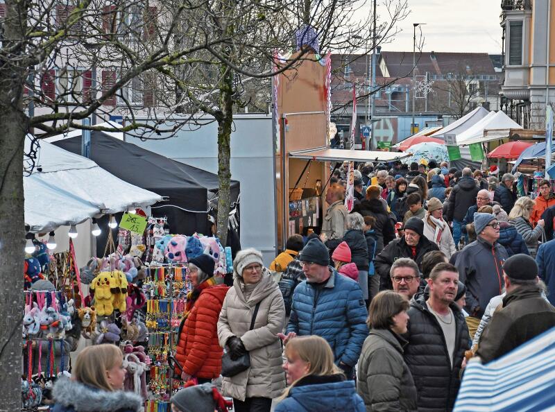 Volle Gassen am Sonntagnachmittag entlang der Marktstände.