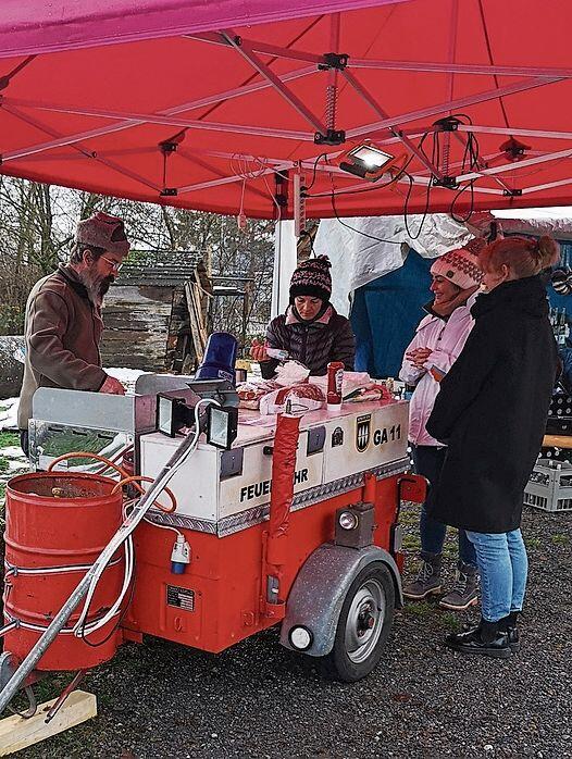 Geselliges Beisammensein am Wurststand. (Bilder zvg)
