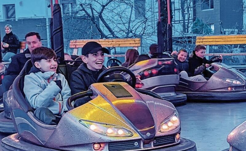 Grossandrang von Gross und Klein bei den Autoscootern.