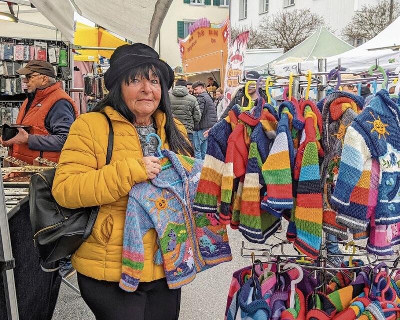 Auch schöne Handarbeiten wurden zum Kauf angeboten.  (Bilder Jacqueline Ott)