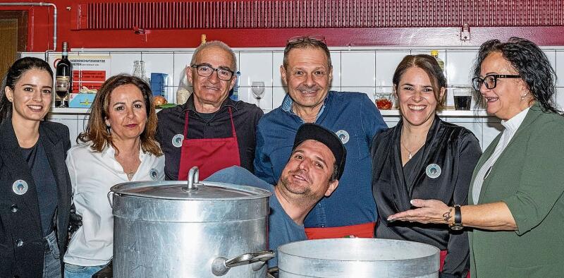 Ein Teil der Küchencrew (von links): Marina, Sabina und Nando Pauli, Toni Onorati, Annalisa Molinaro, Annamaria Palmieri sowie Johannes Grötsch (unten).