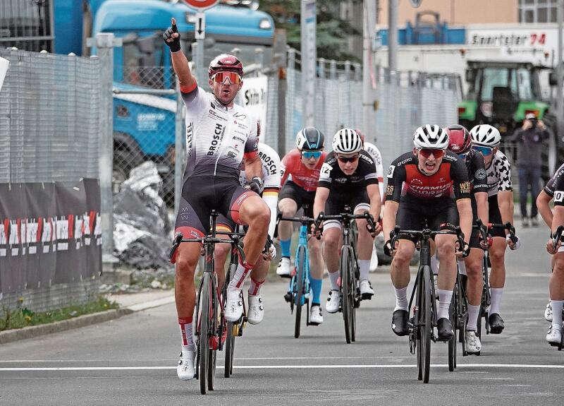 Zum zweiten Mal nach 2022 gewinnt der deutsche Kriterium-Spezialist Andreas Mayr den GP Osterhas. (Bilder Martin Platter)