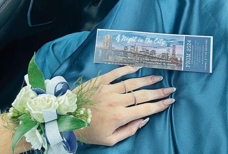 Eine traditionelle Blumen-Corsage fürs Handgelenk durfte am Abschlussball nicht fehlen.