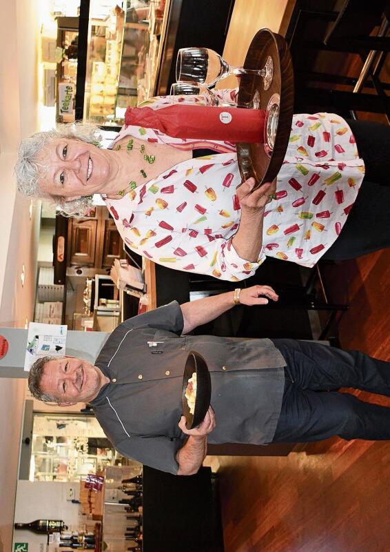 Andreas und Anita Häberling im Einsatz im Restaurant Weingarten. Anita Häberling serviert den 
speziellen Jubiläumswein anlässlich von 40 Jahren Familie Häberling. (Bild Dominik Stierli)