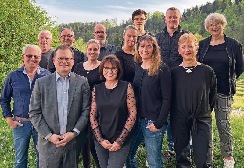 Ohne sie gäbe es in Stallikon keine Party: vorne (von links): Christian Vonow, Nino Ciganovic, Fabienne Huggler, Krystyna Ochalek, Claudia Baltensperger, Annette Tschudin, hinten: René Dittli, Otto Kuttler, Bruno Veuthey, Bettina Kemper, Matteo Cominotto, Raimund Neubauer, Marianne Egli. Nicht im Bild: Deviprasad (Devi) Rao und Fabrizio Vignali. (Bild zvg)