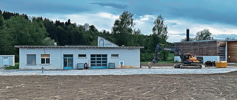 Das bestehende Betriebsgebäude der früheren Kläranlage soll rechts um einen Fahrzeug-Waschraum und einen Anbau mit vier Lastwagenparkplätzen ergänzt werden.