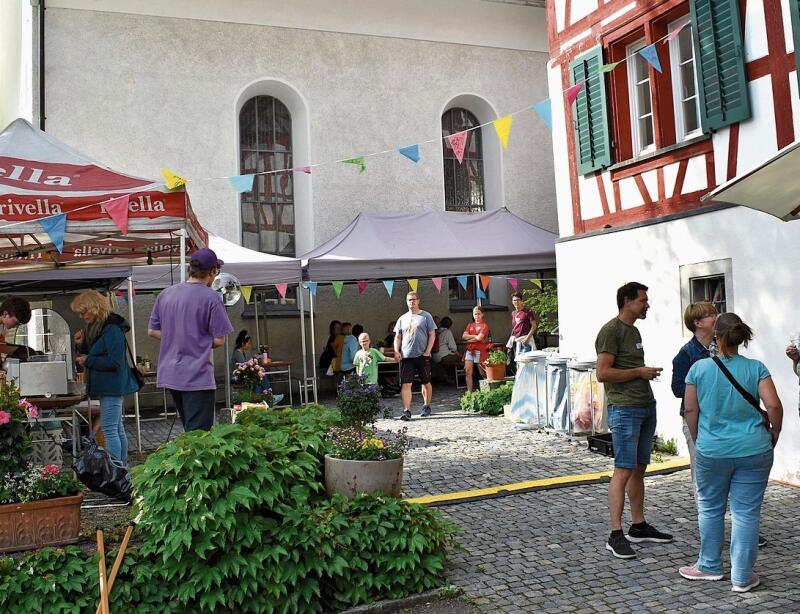Fröhliches Zusammensein rund um die reformierte Kirche Hausen.