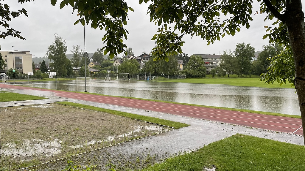 Der Sportplatz Zendenfrei wurde zum See. (Bild Dominik Stierli)