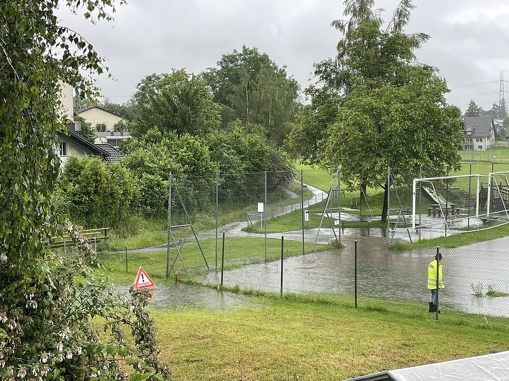 Der Lindenbach in Obfelden lief am Freitag in Richtung Sportplatz Zendenfrei. (Bild Dominik Stierli)