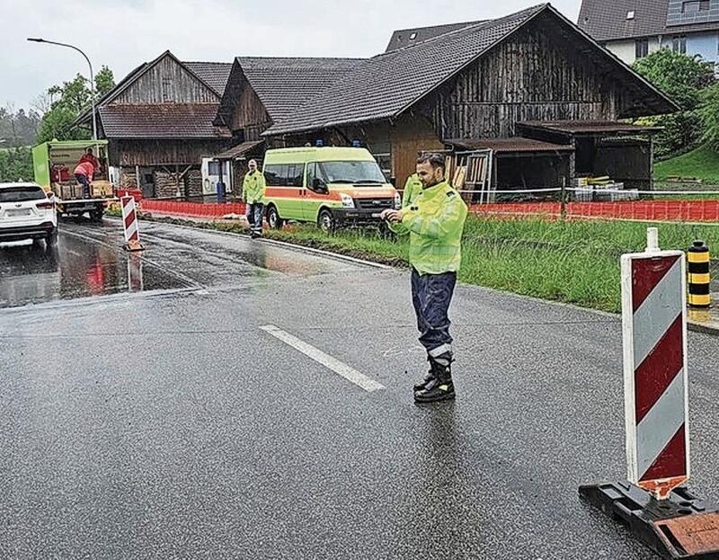 Errichtung einer Bachsperre in Zwillikon. (Bild Stützpunktfeuerwehr Affoltern)
