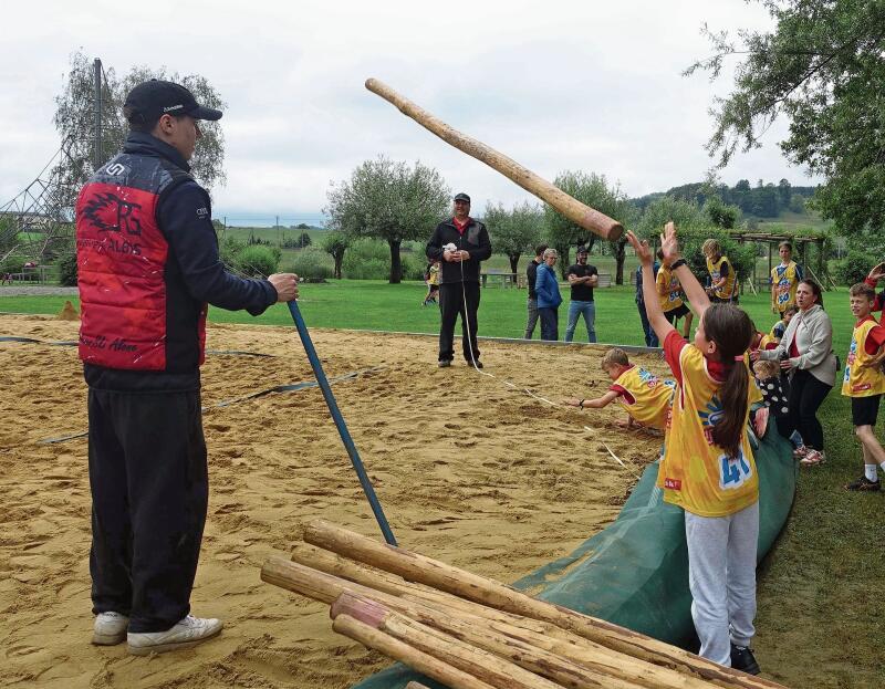 Baumstammwerfen gehörte zum ersten Mal zum Programm und fand guten Anklang bei den Kindern und Jugendlichen.