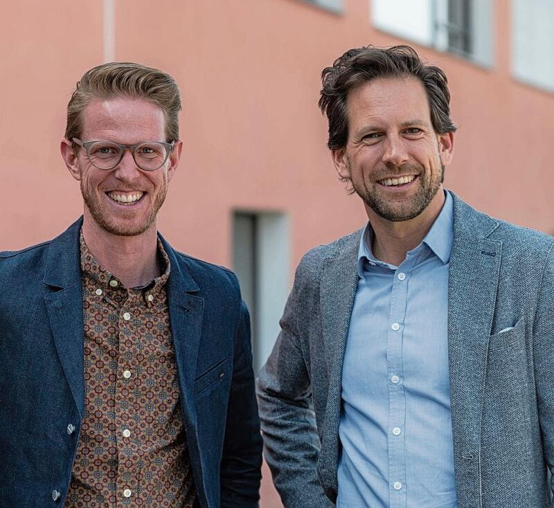 Timo Gasser (links) und Jörg Berger teilen sich die Schulleitung an der Schule Knonau. (Bild Janine Uhlmann)