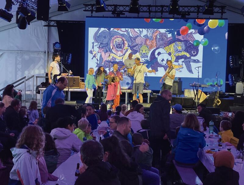 Am Samstagnachmittag füllte sich das Festzelt. Mättu &amp; Schnuder Buebe begeisterten die Kinder und Erwachsenen.