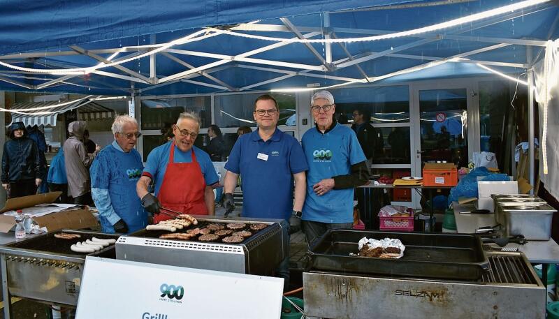 Die Grillmeister hatten viel zu tun, auch bei strömendem Regen.