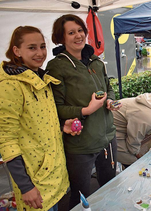 Steine bemalen am Stand der Spielgruppe. (Bilder Marianne Voss)