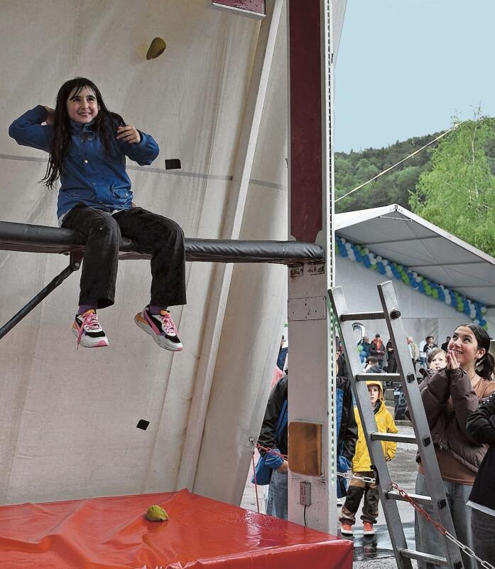 Wer landet als Erstes auf der Matte? Das Ballspiel fand Anklang. (Bild lhä)