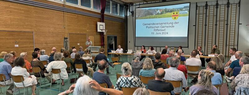 Die Gemeindeversammlung in der Turnhalle von Rifferswil stimmte beiden Traktanden zu. (Bilder Dominik Stierli)