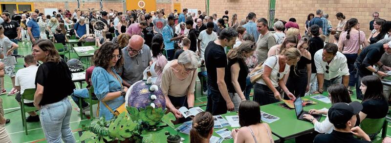 Grossandrang bei der Ausstellung der Abschlussarbeiten in Obfelden. Zahlreiche Eltern und Freunde liessen sich die vielfältigen Projekte zeigen. (Bilder Dominik Stierli)