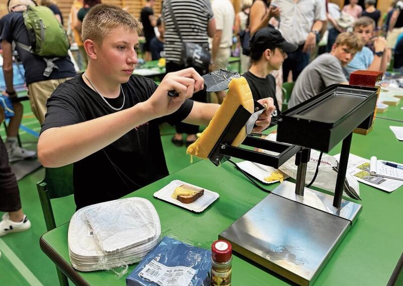 Rafael Moser kreierte einen eigenen Raclette-Ofen und liess die Interessierten auch gleich probieren.