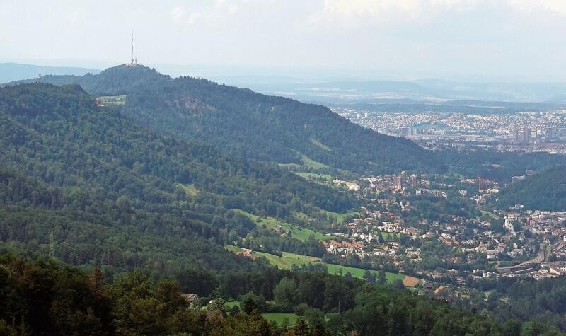 Blick von der Hochwacht zum Üetliberg. Rechts befinden sich das Sihltal mit Adliswil und die Stadt Zürich im Blickfeld. (Bilder Bernhard Schneider)