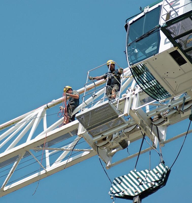 Bis das Hubseil eingefädelt und der Turmdrehkran betriebsbereit ist, braucht es noch einige Arbeitsschritte auf dem Ausleger des Krans.