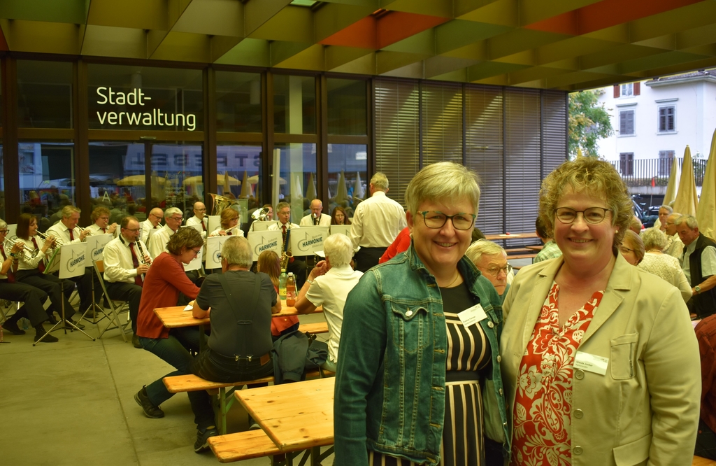 Stadtpräsidentin Eveline Fenner (links) und Festrednerin Ursula Junker am 1. August in Affoltern. (Bild Marianne Voss)