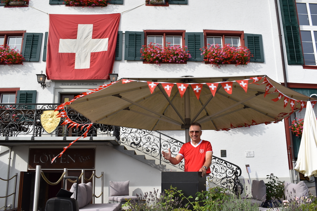 Marcel Strebel, Präsident der Standortförderung, sprach in Hausen über Wohlstand, Genügsamkeit und eine Willkommenskultur. (Bild Marianne Voss)