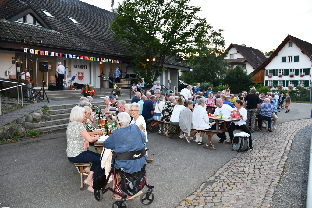 Die Feier in Knonau fand vor der Stampfi statt. (Bild Dominik Stierli)