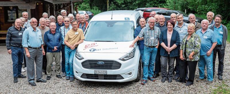 Ein Grossteil der derzeit aktiven Tixi-Fahrerinnen und -Fahrer hat sich im Juli zu einem Fotoshooting getroffen. (Bild Nico Ilic)