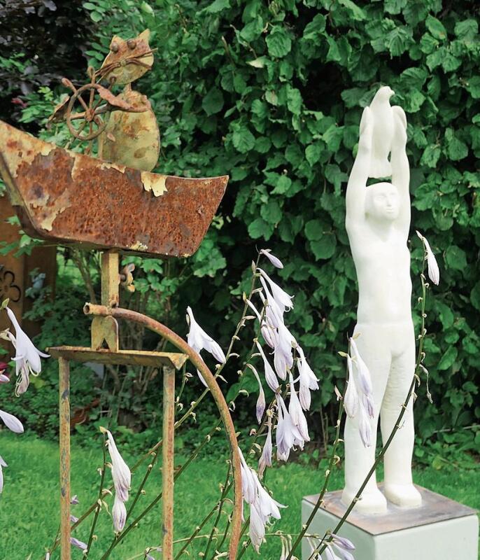 Die Skulptur von Werner Nydegger ist ein grosser Gegensatz zur seefahrenden Katze.