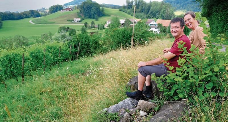 Röbi und Nicole Eberhard geniessen eine ruhige Minute auf dem Goom mit Blick auf ihren Hof, ihren Weinberg und die nächste Gewitterfront. (Bilder Martin Platter)