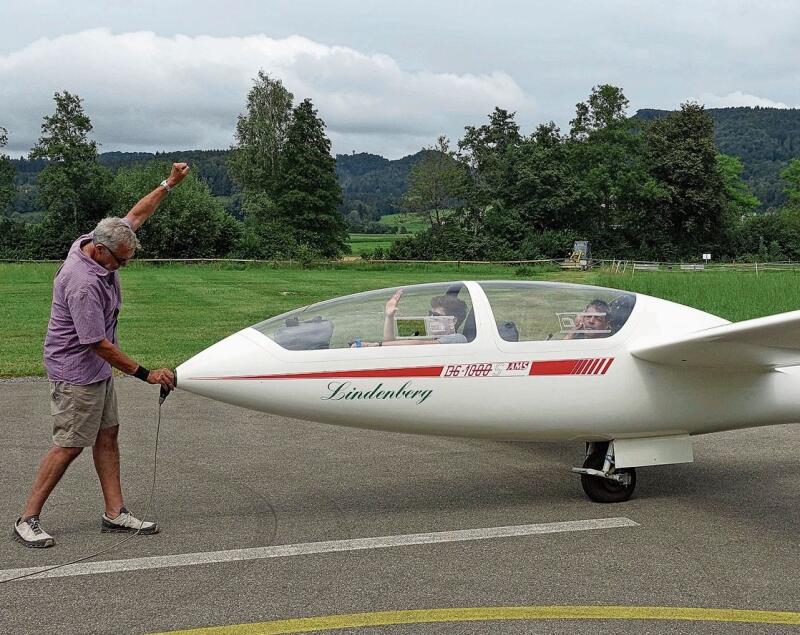 Robert Mattenberger, selbst Flugschüler, hilft beim Einhängen des Schleppseils. Zur Verständigung mit der Besatzung dienen Handzeichen. (Bild Marcus Weiss)