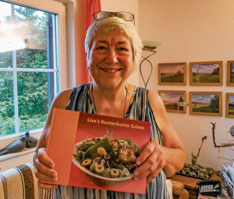 Elisabeth Glättli sieht im kreativen, dekorativen Anrichten von bunten Salaten eine Investition in die eigene Gestimmtheit und Gesundheit. (Bilder Regula Zellweger)