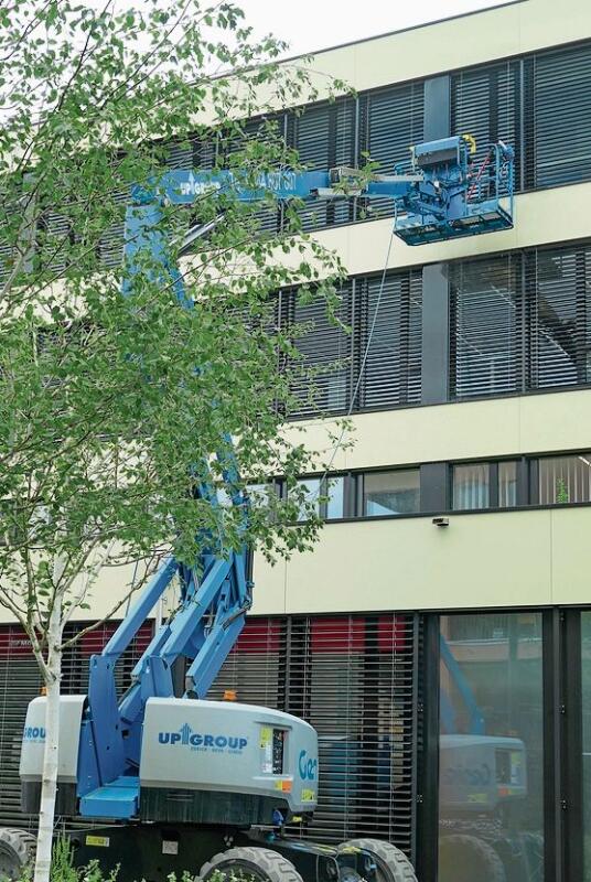Die Bewohner sind informiert, dass Leute vor dem Balkon schweben.